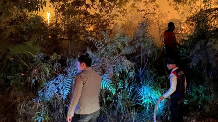 Karhutla Kampung Mendung Meluas, Api Dekati Permukiman Warga