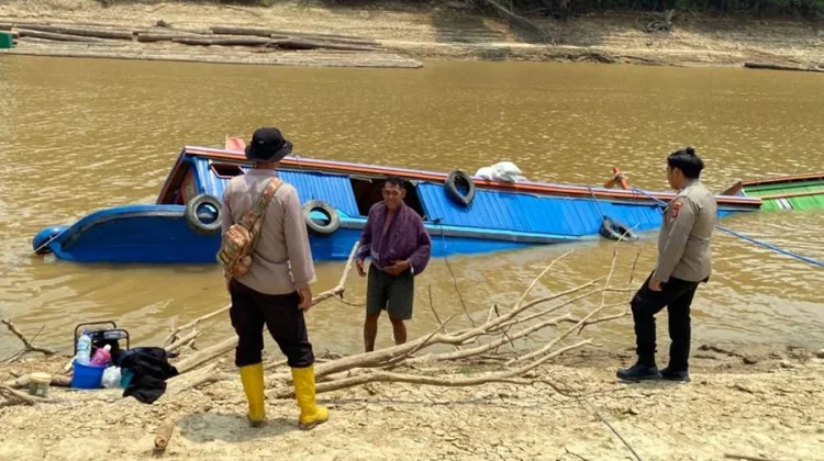 Kapal BUMKA Sebelang Tenggelam di Kedang Pahu