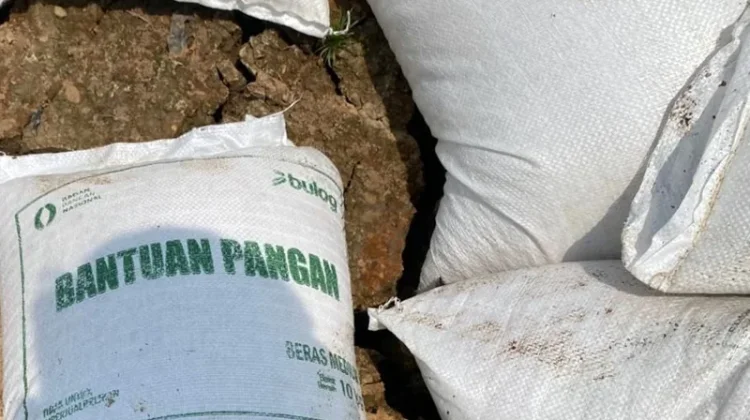 Sebanyak 4,5 Ton Beras Bantuan Pangan Tenggelam di Perairan Sungai Kedang Pahu