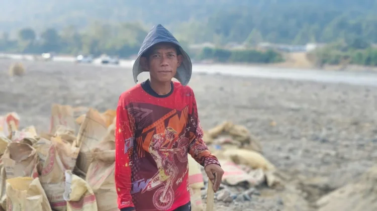 Warga Mahulu Manfaatkan Surutnya Sungai Mahakam untuk Ambil Material