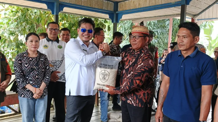 Pemkab Mahulu Salurkan Bantuan Pangan ke Long Apari