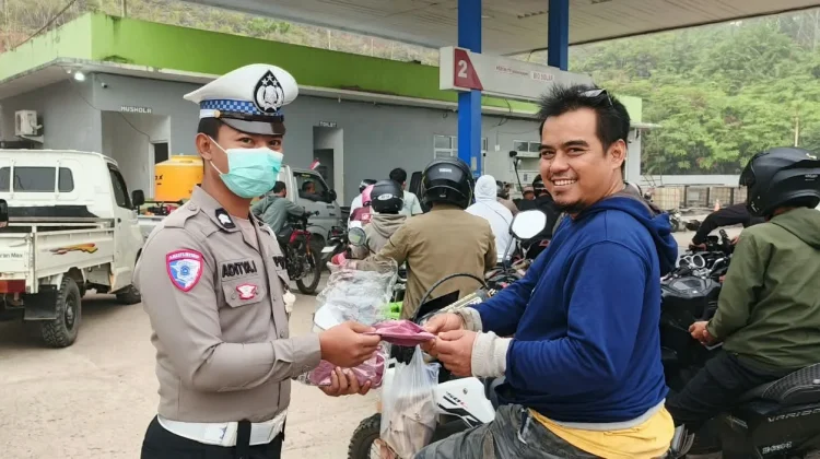 Satlantas Mahulu Bagikan Masker Cegah Dampak Asap Karhutla
