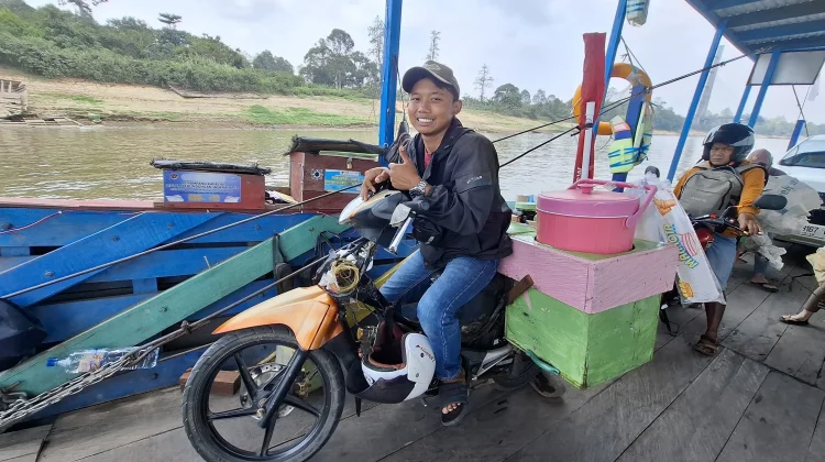 Kabut Asap Mereda, Gerobak Pentol Kembali Menyusuri Kampung