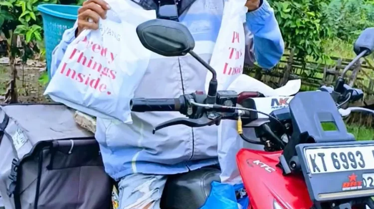 Aktivitas di tengah Kabut Asap, Kurir Keluhkan Gangguan Pernapasan