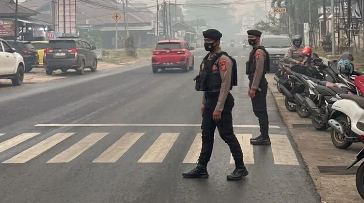 Di Balik Kabut Asap, Polisi Kubar Menjaga Jalan Tetap Aman