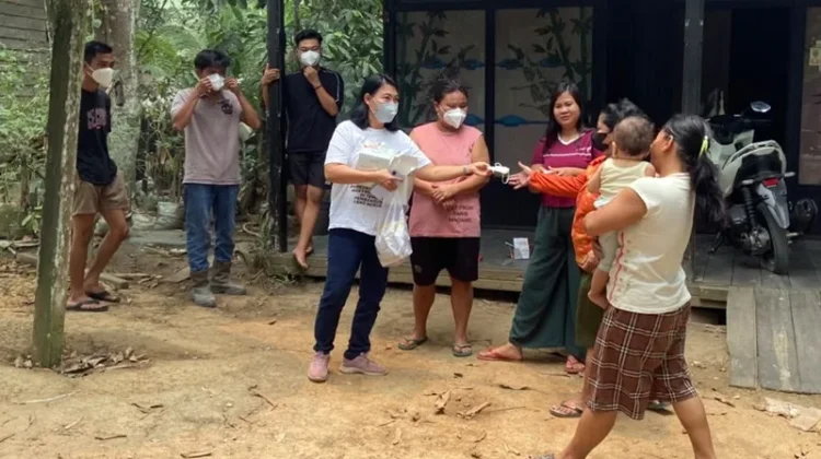 AMAN Salurkan Ribuan Masker dan Vitamin Bagi Masyarakat Adat Terdampak Kabut Asap
