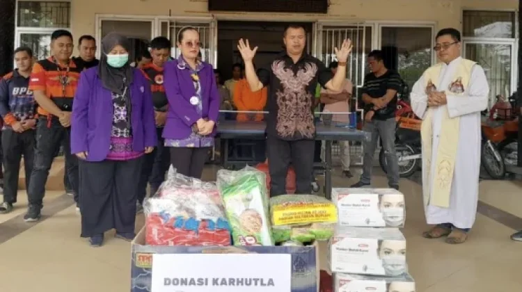 Persatuan Dokter Gigi Kubar Berikan Bantuan Masker-Makanan untuk Petugas Damkar