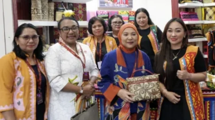 Tas Rotan Motif Dayak Kubar Curi Perhatian Ketua Dekranasda Papua