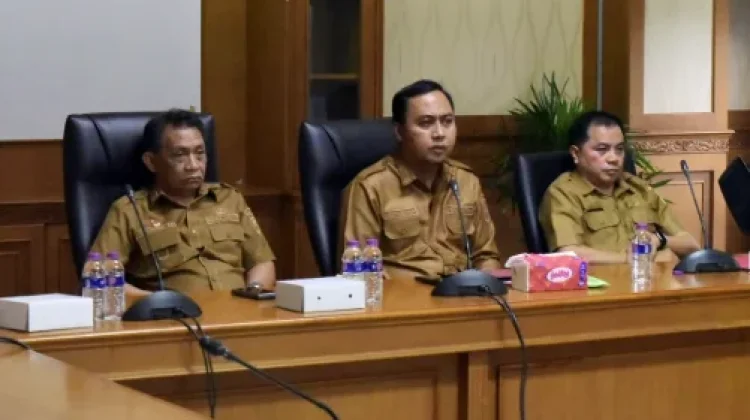 Bupati Kubar Minta Rekonstruksi Jalan Sekaligus Atasi Drainase dan Genangan