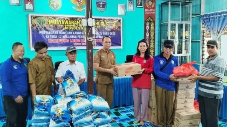 Puluhan Lansia Long Iram Seberang telah Terima Bantuan Pangan dari Dinsos Kubar
