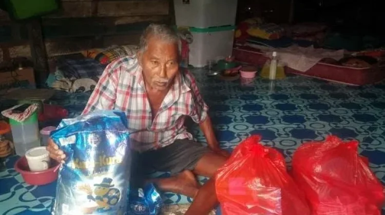Lansia Tak Bisa Datang, Bansos Diantar Pemerintah Kampung ke Rumah Warga Kubar