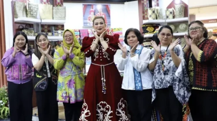 Kunjungi Booth Kubar, Dekranasda Kaltim Promosikan Wastra Kriookng