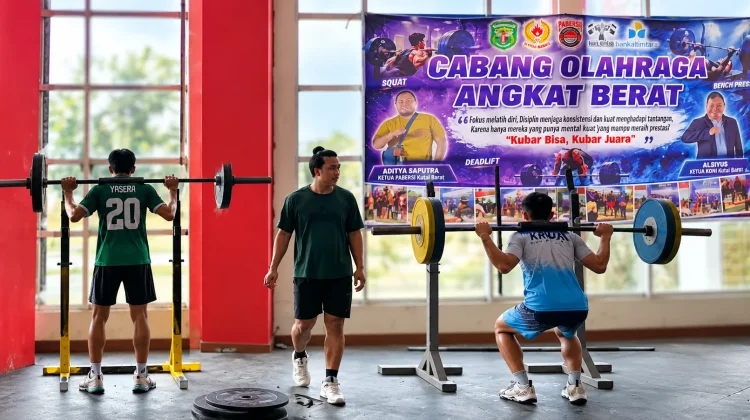 Tinjau TC Atlet Angkat Berat, Ketua KONI Kubar Alsiyus Beri Motivasi Hadapi Porprov