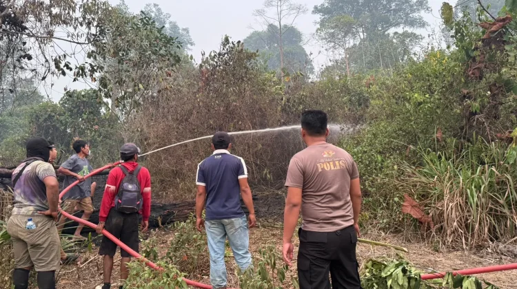 Tim Gabungan Padamkan Karhutla di Kampung Keay Kutai Barat