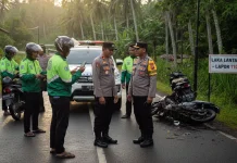 Peran Ojol dan Warga Bantu Polisi Tangani Laka Lantas di Kubar