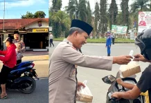 Bukan Razia, Polisi di Kutai Barat Turun ke Jalan Bagi-bagi Takjil Ramadan