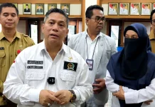 Soroti Jalan Rusak Parah di Kubar, Senator Yulianus Henock Desak Tertiban Truk ODOL