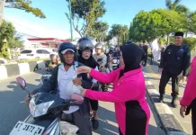 Satbrimob Polda Kaltim Bagikan Takjil Gratis di Balikpapan