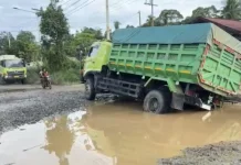 Warga Simpang Raya Blokade Truk CPO, Tuntut Perusahaan Perbaiki Jalan