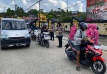 Polres dan Bhayangkari Kukar Sapa Pengendara Sambil Berbagi Berkah Takjil