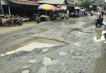 Jalan di Melak Ulu Rusak Parah dan Berlubang, Picu Genangan Air dan Kecelakaan