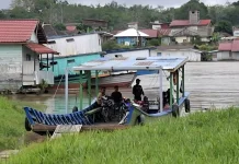 Tak Ada Jembatan, Feri Penyeberangan Jadi Satu-satunya Akses Warga Tering Lama