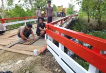Polisi dan Warga Gotong Royong Perbaiki Jembatan Rusak di Melak Ilir