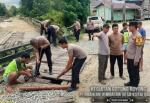 Polisi dan Warga Kubar Gotong Royong Perbaiki Jembatan di Tiga Kecamatan