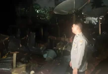 Personel Polsek Kembang Janggut Amankan Musibah Kebakaran