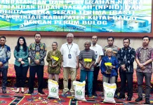 Perum Bulog Serahkan Bantuan Beras dan Minyak Goreng kepada 17.599 Warga Kubar