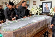 Edwin–Nanang Melayat ke Rumah Duka Mantan Bupati Kubar Rama Alexander Asia