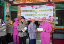 Polwan dan Bhayangkari Satbrimob Polda Kaltim Salurkan Bantuan Sosial