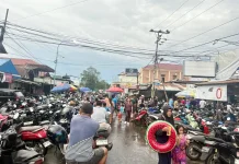 Banjir Melak Kutai Barat Jadi Ladang Rezeki Penjual Jajanan Kaki Lima