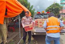 Polisi Bantu Salurkan Bantuan bagi Warga Terdampak Banjir di Tering