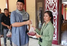 Polres Mahulu Berkurban Tiga Sapi untuk Warga Sekitar