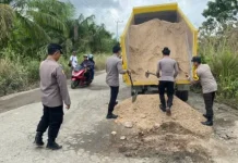 Polsek Kenohan Perbaiki Jalan Rusak Demi Keselamatan Pengguna Jalur Penghubung