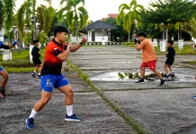 Fasilitas Terbatas, Atlet Kickboxing Kubar Berlatih di Lapangan Terbuka