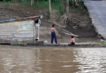 Anak-anak Tumbuh Bersama Sungai, Potret Kehidupan di Pedalaman Kubar