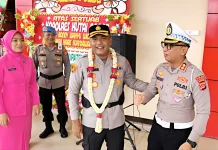 Disambut Upacara Adat, AKBP Haris Kurniawan Resmi Pimpin Polres Kutai Barat