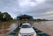 Penyeberangan Feri Long Iram Ramai Digunakan Pekerja Tambang dan Masyarakat