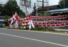Penjual Bendera Musiman Mulai Menjamur di Sendawar