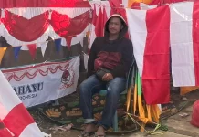 Pedagang Bendera Asal Bandung Kembali Berburu Rezeki di Kutai Barat