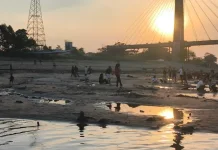 Menikmati Sore di Hamparan Karangan Sungai Mahakam