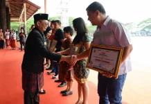 Taat Pajak, PT BEK Terima Penghargaan Pemkab Kubar