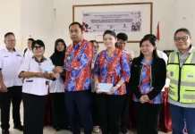 YJI dan PT BEK Bagikan 12 Ribu Masker ke Tiga Sekolah di Kubar