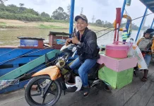 Kabut Asap Mereda, Gerobak Pentol Kembali Menyusuri Kampung