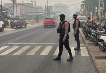 Di Balik Kabut Asap, Polisi Kubar Menjaga Jalan Tetap Aman