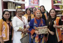 Tas Rotan Motif Dayak Kubar Curi Perhatian Ketua Dekranasda Papua