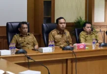 Bupati Kubar Minta Rekonstruksi Jalan Sekaligus Atasi Drainase dan Genangan