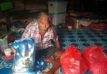 Lansia Tak Bisa Datang, Bansos Diantar Pemerintah Kampung ke Rumah Warga Kubar